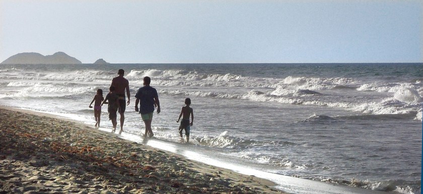 family-in-beach-margarita-island-1432362-1278x586