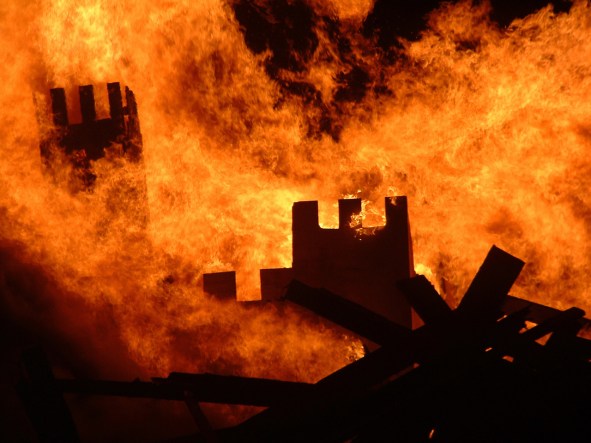 castle-burning-1477777-1280x960